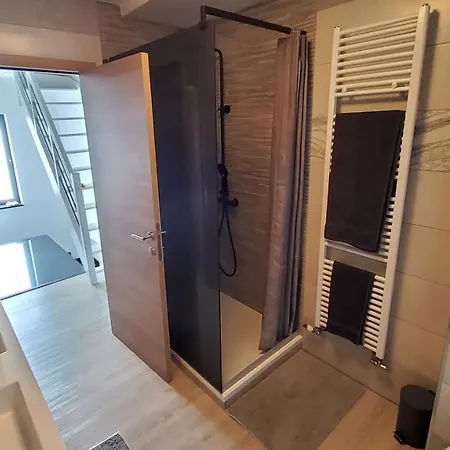 Chambre et sdb au 4ème étage et chambre et sdb au 2ème étage Bruxelles Extérieur photo