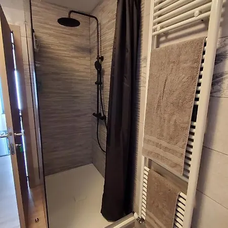 Chambre et sdb au 4ème étage et chambre et sdb au 2ème étage Bruxelles Extérieur photo