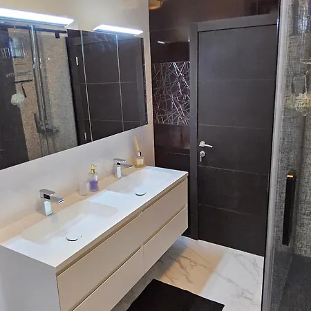Chambre et sdb au 4ème étage et chambre et sdb au 2ème étage Bruxelles Extérieur photo